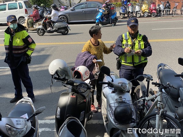 ▲台南市警一分局員警逕舉發民眾機車違規停車引起民怨，民眾是因要領口罩不得已才規停車，認為警方開單告發依法有據，卻不近情理。（圖／記者林悅攝，下同）