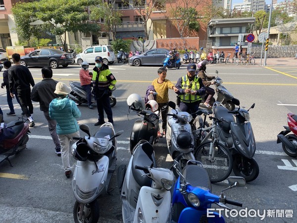 ▲台南市警一分局員警逕舉發民眾機車違規停車引起民怨，民眾是因要領口罩不得已才規停車，認為警方開單告發依法有據，卻不近情理。（圖／記者林悅攝，下同）