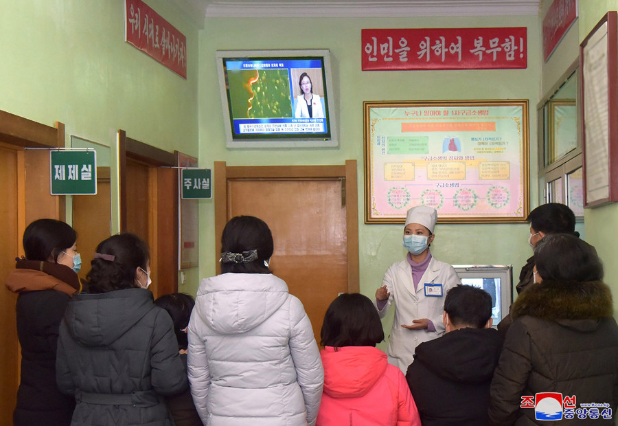 ▲▼北韓診所針對武漢肺炎進行宣導。（圖／朝中社）