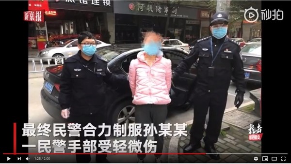 ▲▼溫州一名女子拒絕隔離用菜刀砍斷警用盾牌。（圖／翻攝自YouTube／微博热点视频）