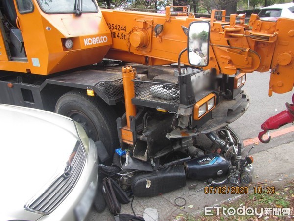 ▲▼機車騎士直行遭機械吊車貼過來撞上，受困車底，送醫不治。（圖／民眾提供）