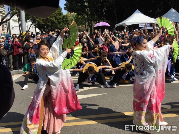 ▲盧秀燕和林佳龍出席台灣燈會表演團體踩街活動。（圖／記者鄧木卿攝）