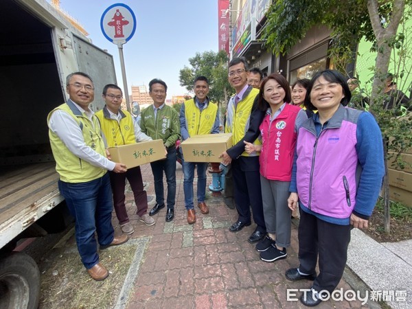 ▲立委林俊憲、台南市議員蔡筱薇，媒合台灣省會計師公會捐贈共1000公斤的白米，分送給台南在地社福團體。（圖／記者林悅翻攝，下同）