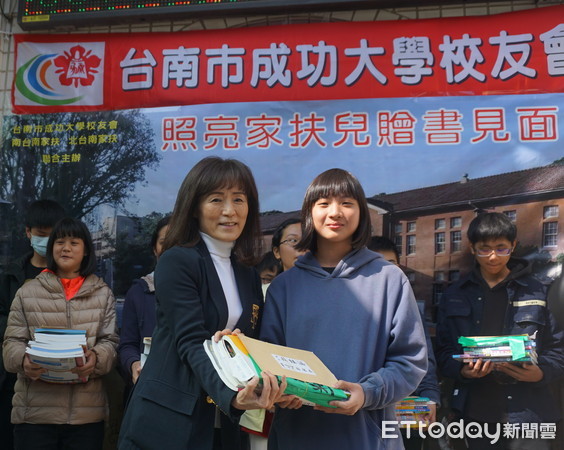 ▲成大校友會贈書給台南的南、北家扶中心學童，共100位學生獲得贈書。（圖／記者林悅翻攝，下同）