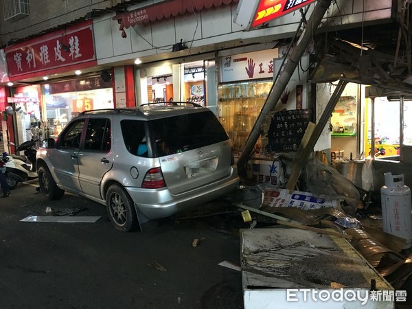 ▲▼毛男在新莊鴻金寶商圈喝醉拒盤查，駕車撞豆花攤再撞8米招牌柱，警方壓制逮捕，依公危移送偵辦             。（圖／記者陳以昇翻攝）