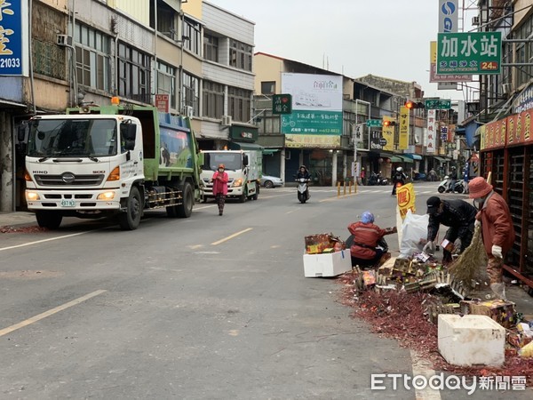 ▲台南鹽水蜂炮熱鬧開炸，台南市環保局投入大批清潔人車，9日中午迅速恢復乾淨市容。（圖／記者林悅翻攝，下同）