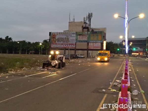 ▲台南鹽水蜂炮熱鬧開炸，台南市環保局投入大批清潔人車，9日中午迅速恢復乾淨市容。（圖／記者林悅翻攝，下同）