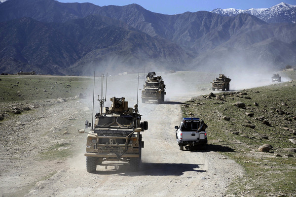 ▲美軍與阿富汗突擊隊在阿富汗賈拉拉巴德（Jalalabad）附近巡邏。（圖／達志影像／美聯社）