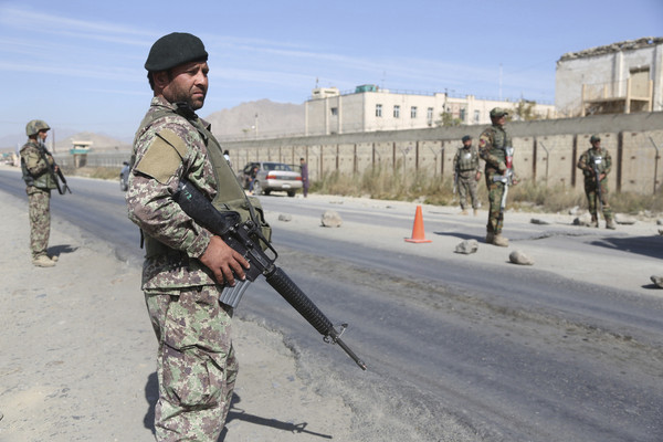 ▲阿富汗國民軍在首都喀布爾（Kabul）的哨站站崗。（圖／達志影像／美聯社）