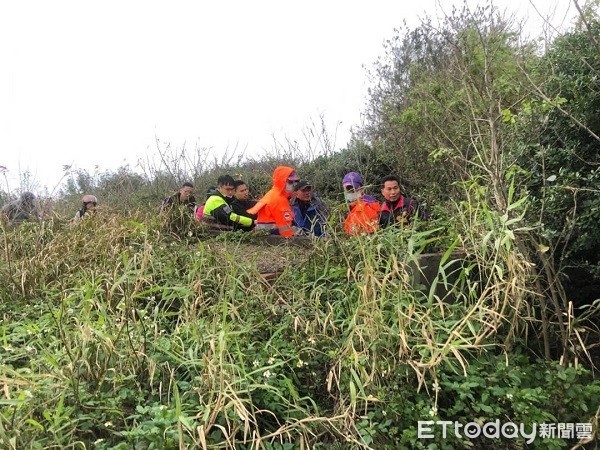▲警方和搜救人員在防風林深處尋獲失蹤4天之久的楊姓老翁。（圖／大園警分局提供）
