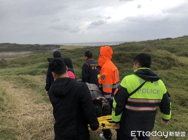 ▲並將虛弱的老翁以擔架運出。（圖／大園警分局提供）