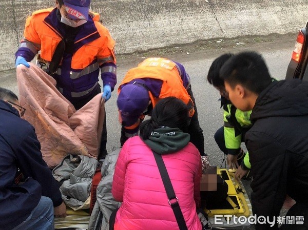 ▲將老翁運到道路後立刻送醫檢查治療。（圖／大園警分局提供）