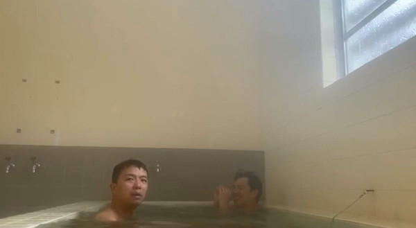 ▲▼ 竇智孔（右）與小鬼在日本澡堂坦誠相見。（圖／竇智孔提供）