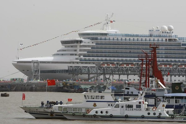 資料畫面，鑽石公主號2010年搭載旅客停泊於上海吳淞港外。（東方IC）
