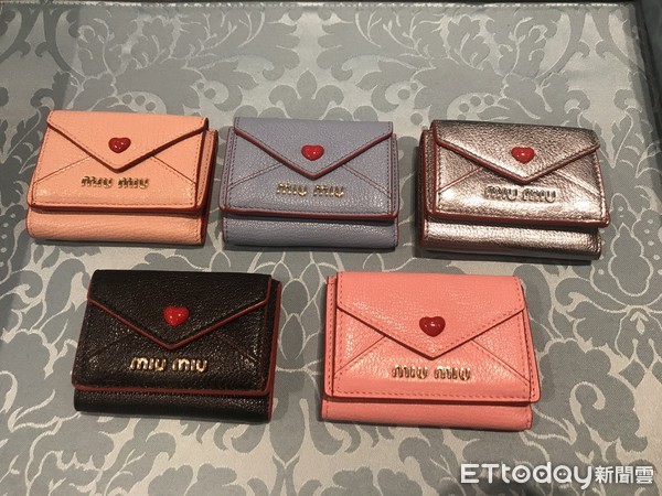 ▲miu miu 、prada愛心單品 。（圖／記者王則絲攝）