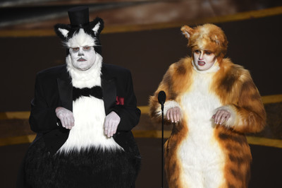 奧斯卡／李奧納多憋笑！胖艾美穿爛片《貓》扮裝自嘲　網：傻眼貓咪