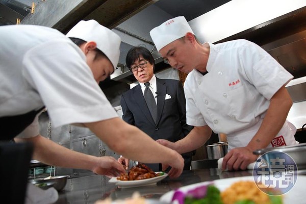 進入餐飲業後彭鐵誠幾乎沒放過假，每天都會到餐廳巡視、吃飯試菜。