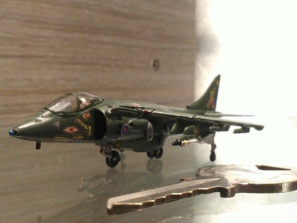 彭鐵誠製作的戰機模型約只有鑰匙或十元硬幣大小，相當精細。（彭鐵誠提供）