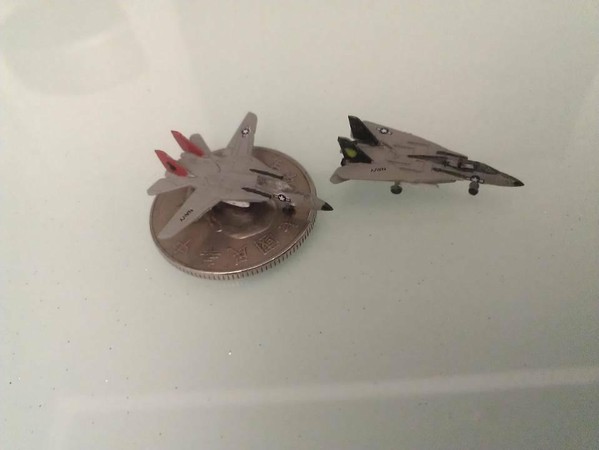 彭鐵誠製作的戰機模型約只有鑰匙或十元硬幣大小，相當精細。（彭鐵誠提供）