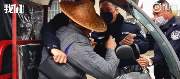 ▲▼68歲菜農給民警丟下1萬人民幣就跑：給你們買口罩。（圖／翻攝自《新京報我們視頻》）