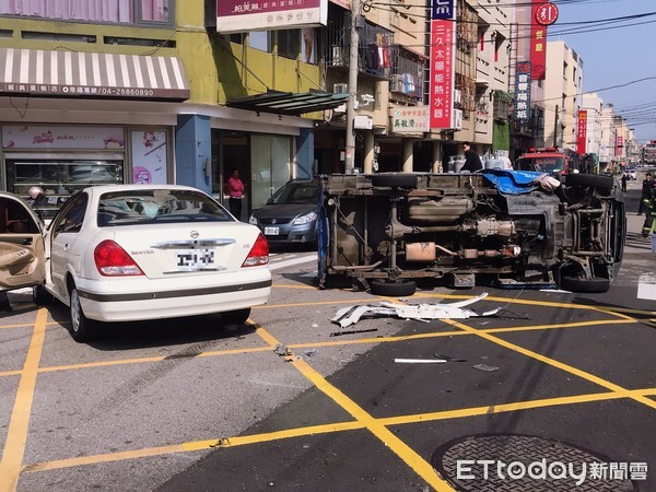 ▲車禍碰撞造成小貨車當場側翻。