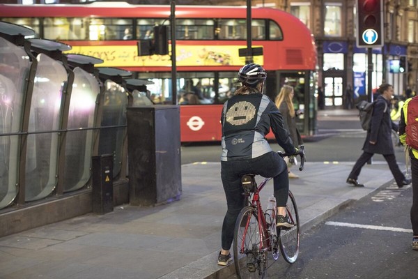 福特推出自行車專用夾克　內建轉向燈號再也不怕騎士「鬼之切入」（圖／翻攝自福特）