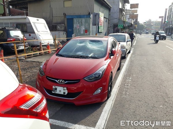 ▲▼ 鳳山車被砸            。（圖／記者洪正達翻攝）