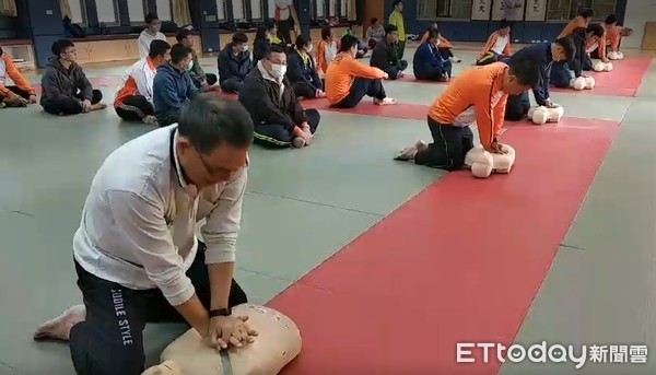 ▲台南市警善化分局CPR教學活動，警察人員對此訓練感到很有意義，未來在外執勤遇有民眾身體不適時，將可主動協助，救人一命。（圖／記者林悅翻攝，下同）