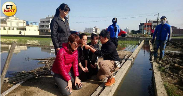 2年多前，女兒夢見郭女全身濕透來託夢，警方花了一周開挖隱蔽水塘，以為逼近破案，但一無所獲。（圖／家屬提供）