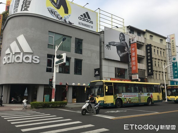 ▲屏東火車站旁的屏東轉運站目前進行入口修繕工程，該站暫時調整上下車位置，籲請搭車民眾多留意             。（圖／記者陳崑福翻攝）