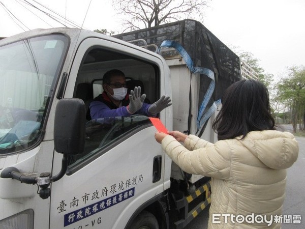 ▲過年民眾硬塞紅包感謝，台南市清潔隊員申報捐贈慈善團體。（圖／記者林悅翻攝，下同）