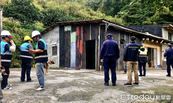 ▲ 昔日堡壘賭場鐵皮屋大違建 瑞芳警祭鐵腕強制拆屋消滅治安污染源。（圖／記者郭世賢翻攝）