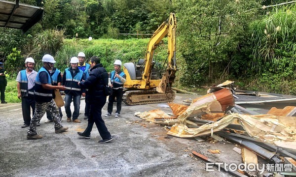 ▲ 昔日堡壘賭場鐵皮屋大違建 瑞芳警祭鐵腕強制拆屋消滅治安污染源。（圖／記者郭世賢翻攝）