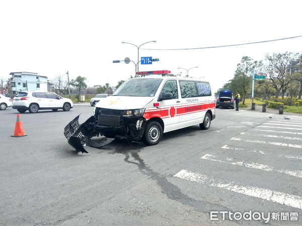 ▲▼一自小客在宜蘭市區未禮讓執勤救護車，遭攔腰撞上自小客車上一婦人胸悶送醫。（圖／記者游芳男攝，下同）