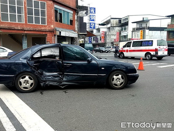 ▲▼一自小客在宜蘭市區未禮讓執勤救護車，遭攔腰撞上自小客車上一婦人胸悶送醫。（圖／記者游芳男攝，下同）