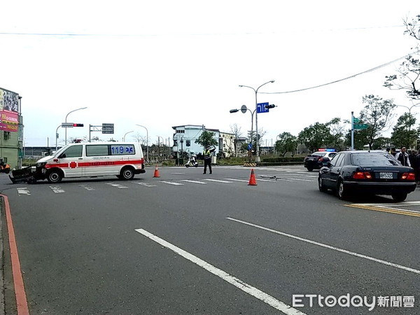 ▲▼一自小客在宜蘭市區未禮讓執勤救護車，遭攔腰撞上自小客車上一婦人胸悶送醫。（圖／記者游芳男攝，下同）