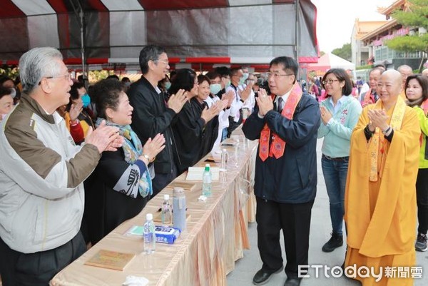 ▲台南市佛教會與24縣市佛教會共同辦理之「祈千萬甚深經咒消弭新型冠狀病毒祈福大法會」，11日於台南大仙寺舉行，市長黃偉哲等人也共同祈禱。（圖／記者林悅翻攝，下同） 