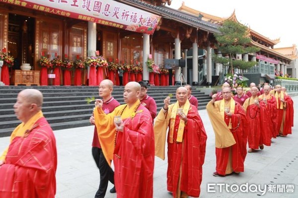 ▲台南市佛教會與24縣市佛教會共同辦理之「祈千萬甚深經咒消弭新型冠狀病毒祈福大法會」，11日於台南大仙寺舉行，市長黃偉哲等人也共同祈禱。（圖／記者林悅翻攝，下同） 