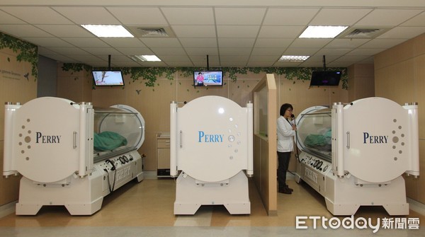 ▲根據研究顯示，7成以上的突發性耳聾病人，經高壓氧治療後恢復良好。（圖／記者黃孟珍翻攝）