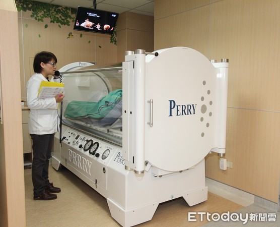 ▲高壓氧治療可提高內耳組織的含氧量，幫助恢復聽力。（圖／記者黃孟珍翻攝）