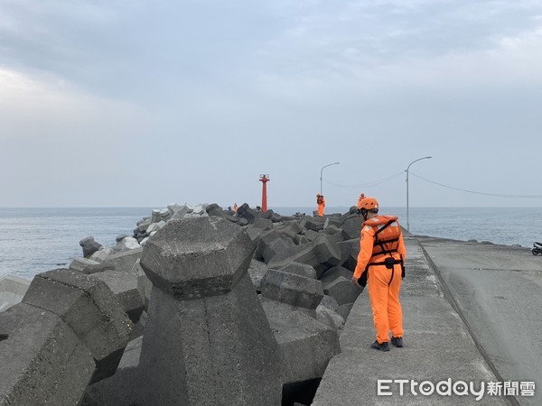 ▲海巡署第一一岸巡隊會同空勤總隊、高雄市消防人員在蚵子漁港出海口搜尋船上人員            。（圖／記者陳崑福翻攝）