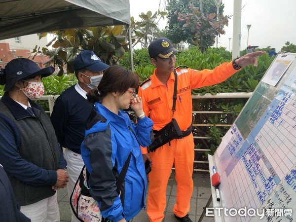 ▲海巡署第一一岸巡隊會同空勤總隊、高雄市消防人員在蚵子漁港出海口搜尋船上人員            。（圖／記者陳崑福翻攝）