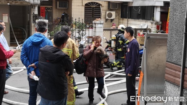 ▲台北市北投區泉源路巷內公寓發生火警（圖／記者黃彥傑攝）