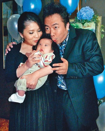 董至成（右）跟太太羅若云（左）婚後曾做人工受孕失敗，幸好他40歲時，太太為他生下兒子。（東方IC）