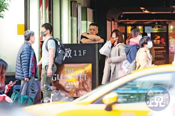 受武漢肺炎影響，各大酒店客人銳減，泊車人員沒事做，只能呆望街上人車。