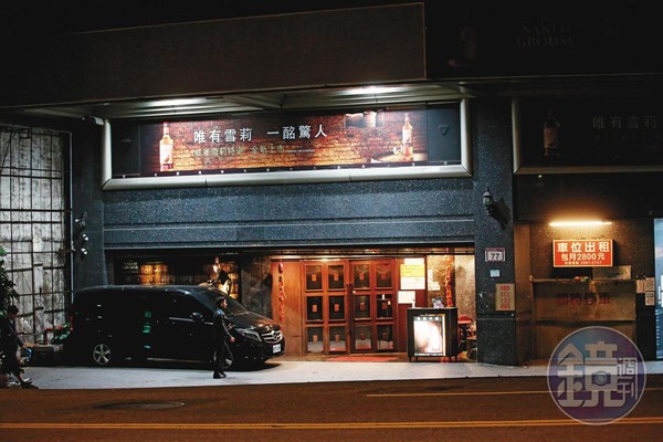 位於台北市民生東路的男公關店，似乎也受疫情影響，看起來相當冷清。