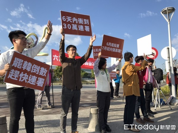 ▲罷韓團體街頭連署          。（圖／記者洪靖宜翻攝）