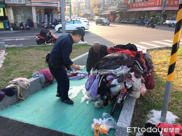 ▲▼高市警發放口罩。（圖／記者吳奕靖翻攝）