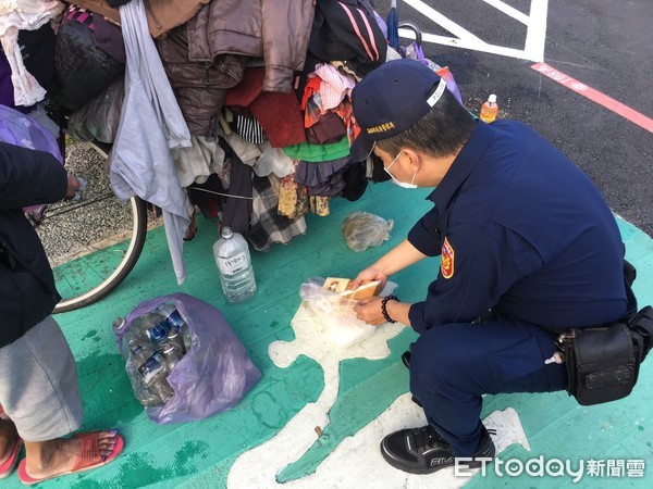 ▲▼高市警發放口罩。（圖／記者吳奕靖翻攝）