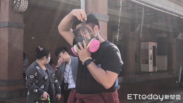 ▲▼周姓男子從北京買回2個防毒面具，竟在防疫期間戴著面具逛大街。（圖／記者邱中岳攝）